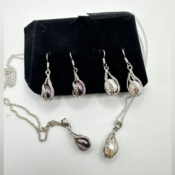 You get 2, 18kt GP, genuine black/white pearl earring and necklace double set!! - Picture 3 of 15